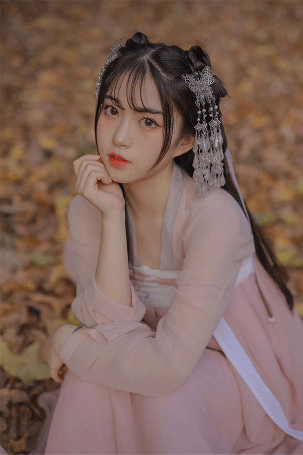 2、林嘉慧汉服.gif