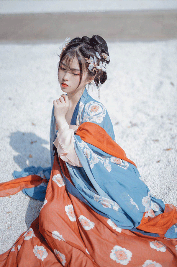 4、林嘉慧汉服.gif